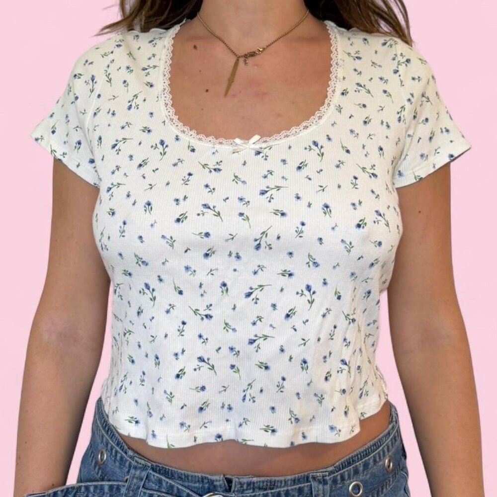 white h&m ribbed short sleeve floral crop top